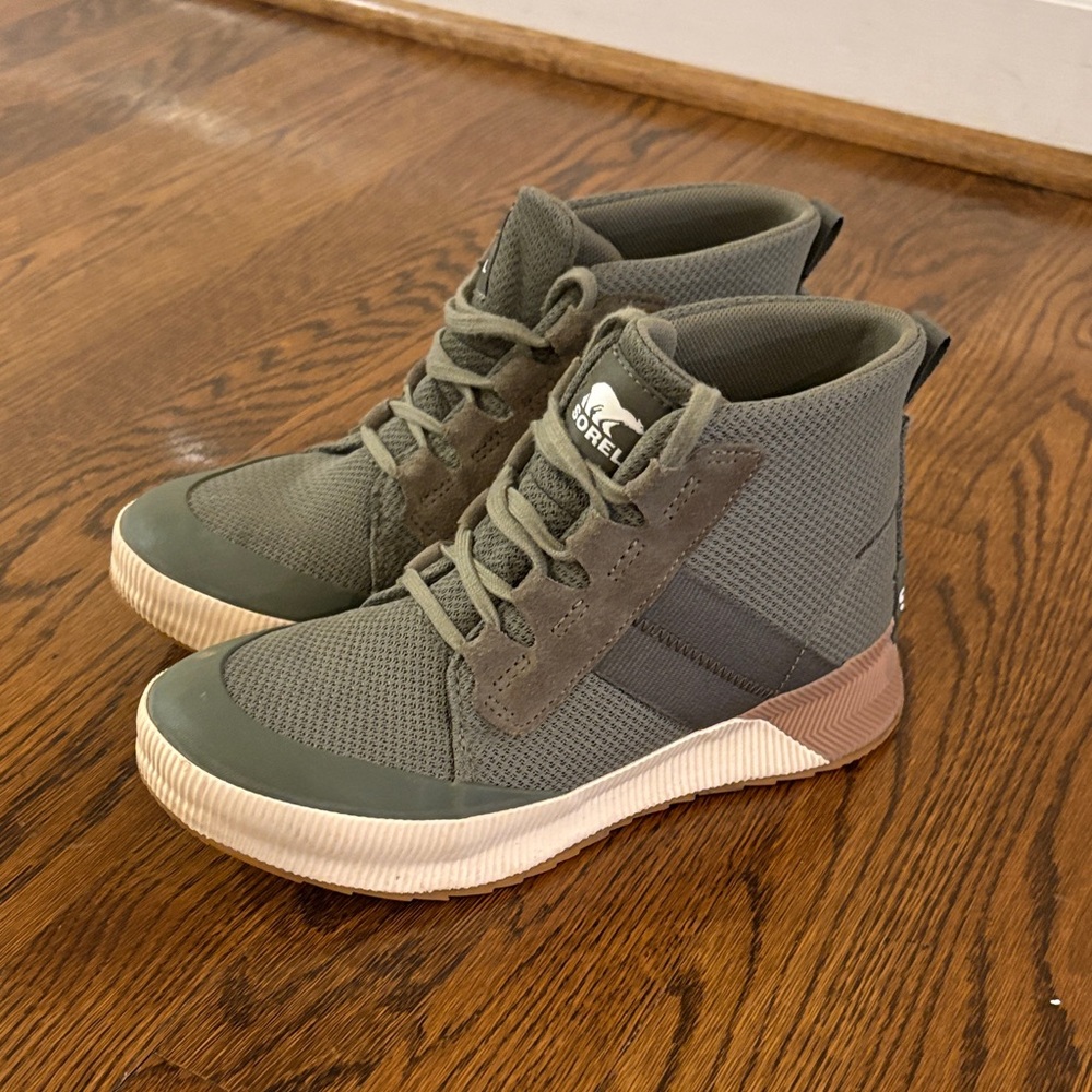 Women’s size 8 Sorel high top sneakers